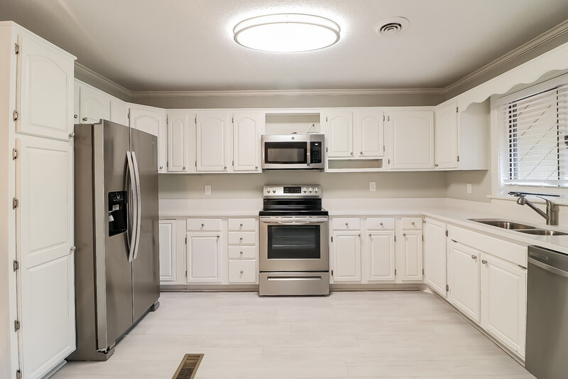 2,510/Mo, 300 W Holding St Smithfield, NC 27577 Kitchen View 3