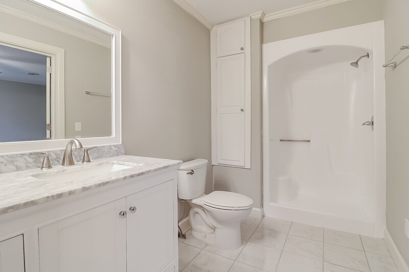 2,510/Mo, 300 W Holding St Smithfield, NC 27577 Main Bathroom View