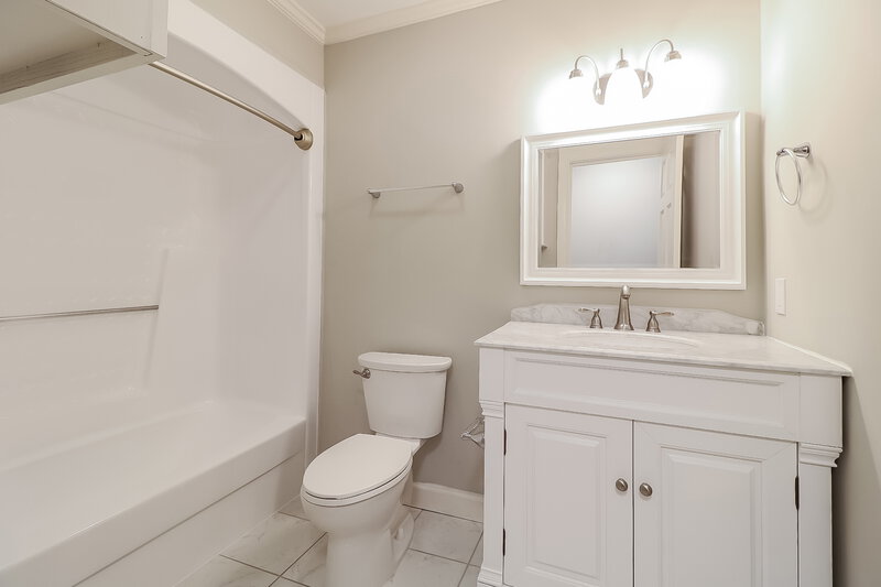 2,510/Mo, 300 W Holding St Smithfield, NC 27577 Bathroom View