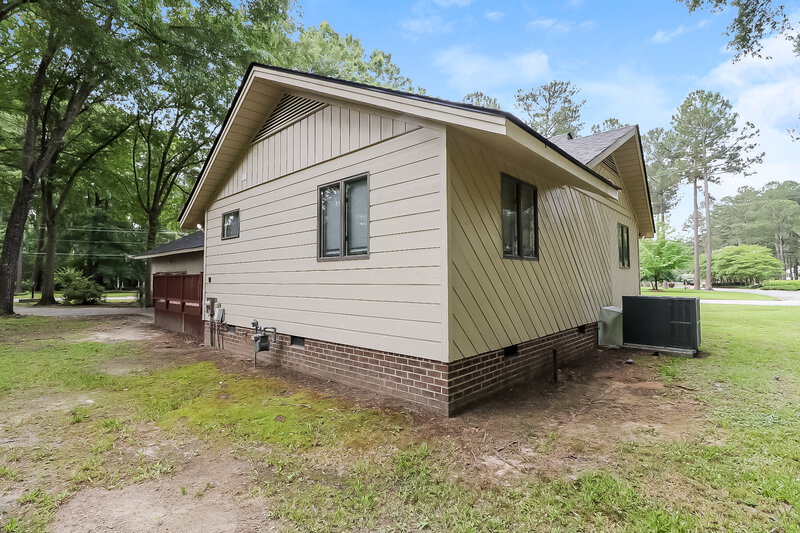 2,510/Mo, 300 W Holding St Smithfield, NC 27577 Rear View 2