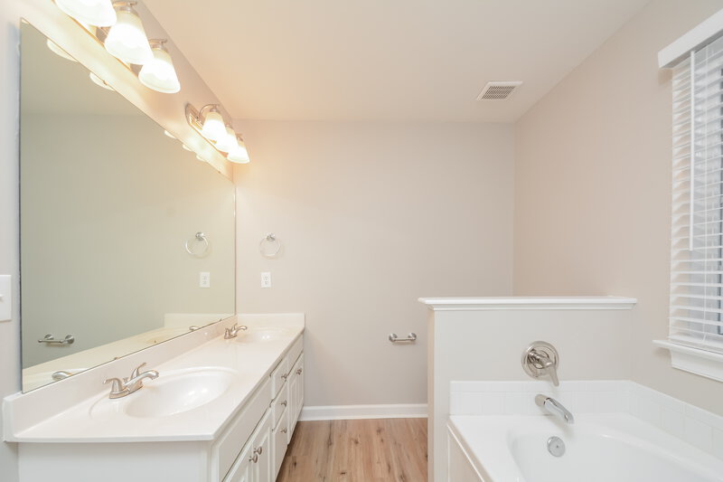 1,990/Mo, 4100 Mangrove Dr Raleigh, NC 27616 Main Bathroom View