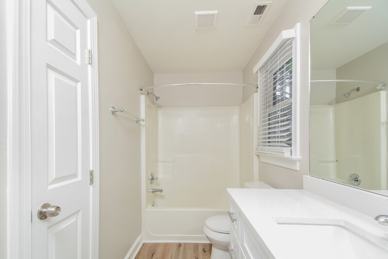 1,990/Mo, 4100 Mangrove Dr Raleigh, NC 27616 Bathroom View
