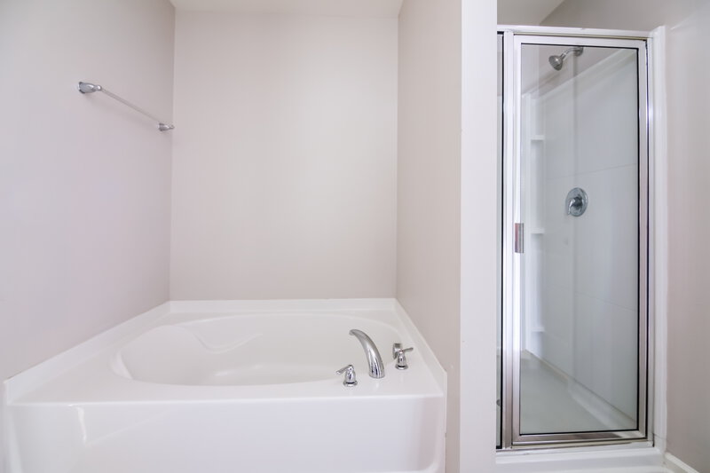 3,900/Mo, 117 Preakness Farm Dr Garner, NC 27529 Main Bathroom View