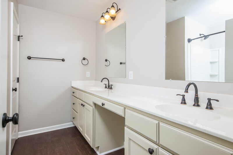 2,400/Mo, 1728 Main Divide Dr Wake Forest, NC 27587 Main Bathroom View