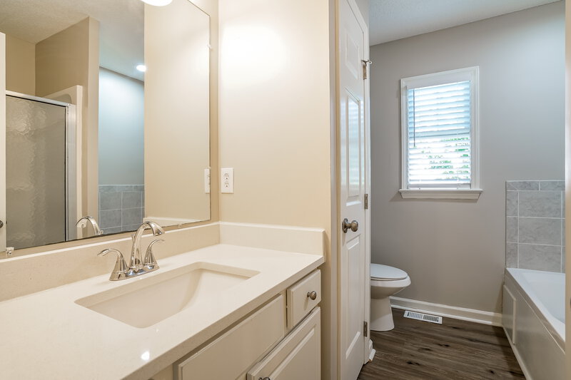 2,160/Mo, 2100 Havering Pl Raleigh, NC 27604 Main Bathroom View
