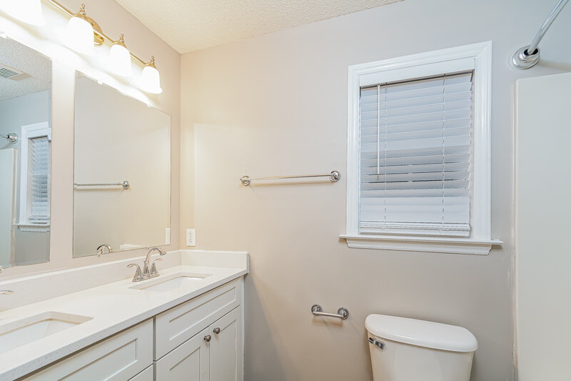 2,570/Mo, 525 Hidden Cellars Dr Holly Springs, NC 27540 Main Bathroom View
