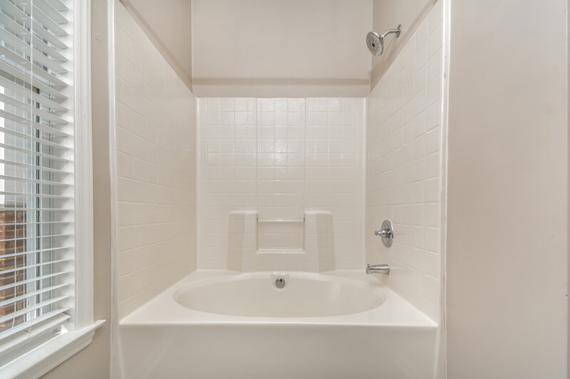 1,600/Mo, 205 Houston Ln Clayton, NC 27527 Main Bathroom View 2