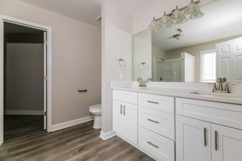 2,295/Mo, 4321 Major Loring Way Raleigh, NC 27616 Main Bathroom View