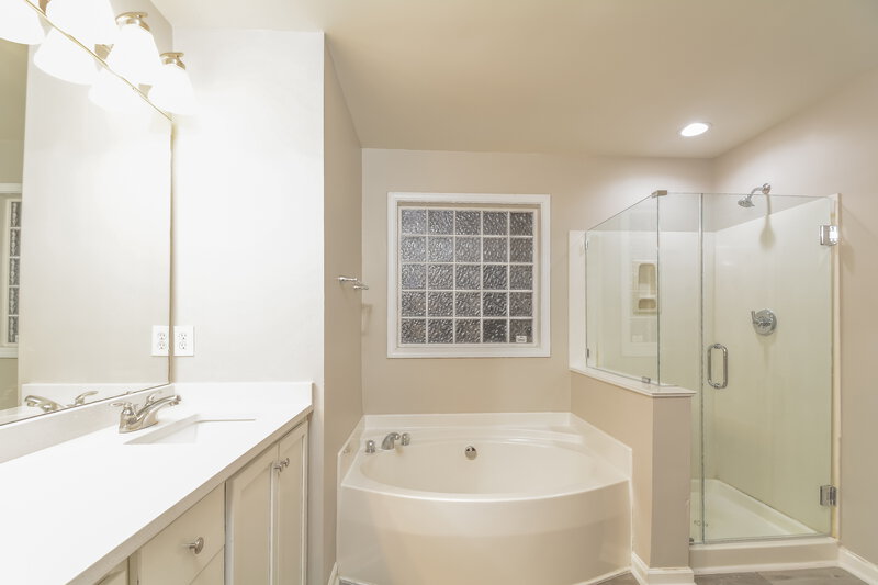 2,250/Mo, 141 Pearson Pl Clayton, NC 27527 Main Bathroom View