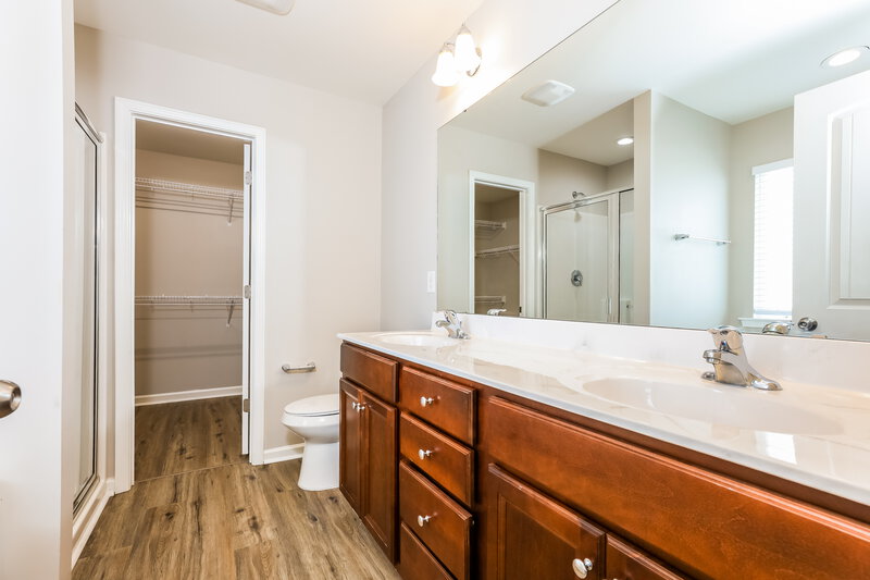 2,075/Mo, 934 Lakemont Dr Clayton, NC 27520 Main Bathroom View