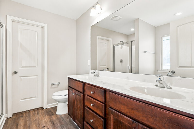 1,880/Mo, 934 Lakemont Dr Clayton, NC 27520 Primary Bathroom View