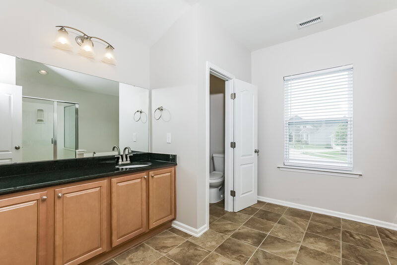 3,550/Mo, 400 Bowling Forest Dr Wake Forest, NC 27587 Main Bathroom View