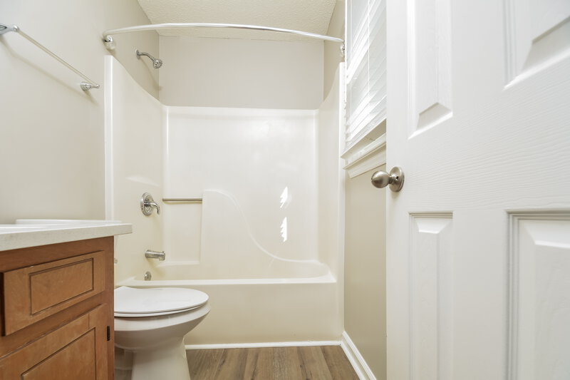 2,290/Mo, 808 Hepplewhite Ct Fuquay Varina, NC 27526 Main Bathroom View