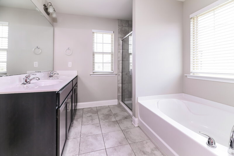 2,340/Mo, 504 Willow Breeze Ct Zebulon, NC 27597 Main Bathroom View