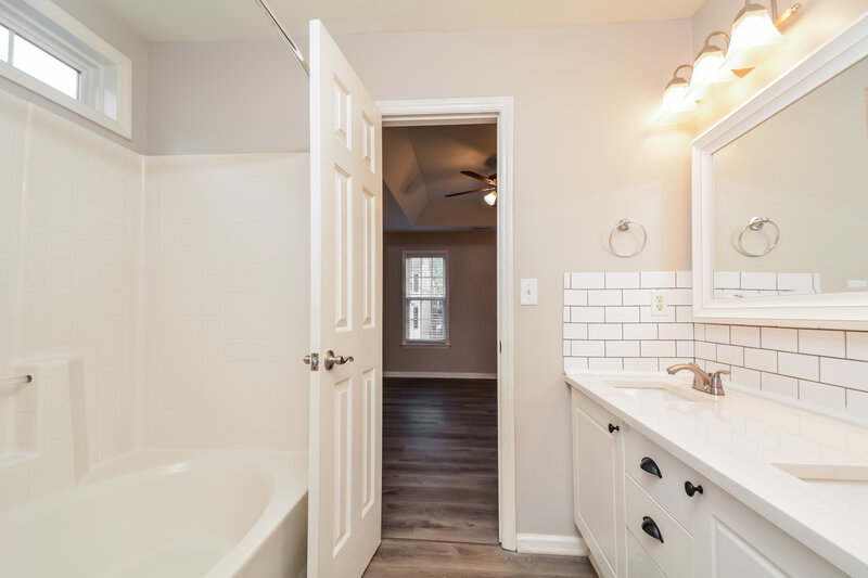2,095/Mo, 2348 Sapphire Valley Dr Raleigh, NC 27604 Main Bathroom View 2