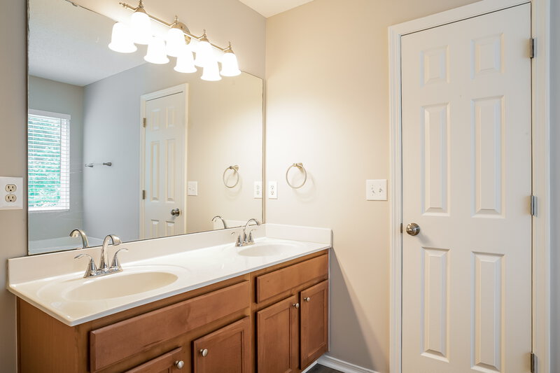 2,260/Mo, 1024 Mailwood Dr Knightdale, NC 27545 Main Bathroom View