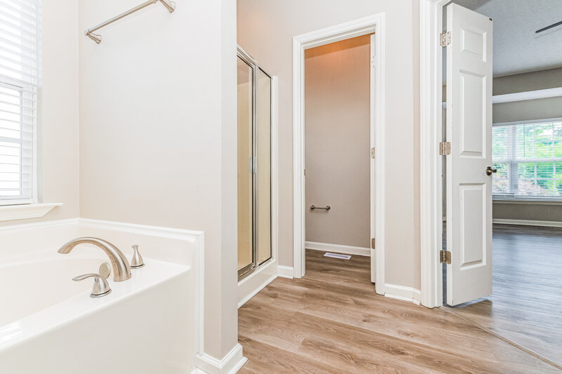 2,515/Mo, 3608 Serendipity Dr Raleigh, NC 27616 Main Bathroom View