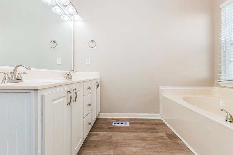 2,515/Mo, 3608 Serendipity Dr Raleigh, NC 27616 Bathroom View 2