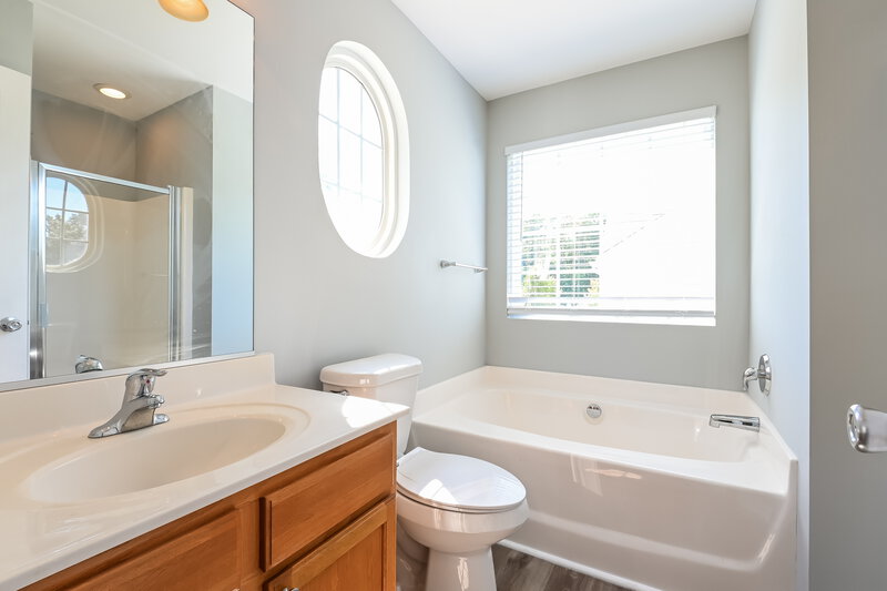 2,010/Mo, 933 Roxy St Raleigh, NC 27610 Main Bathroom View