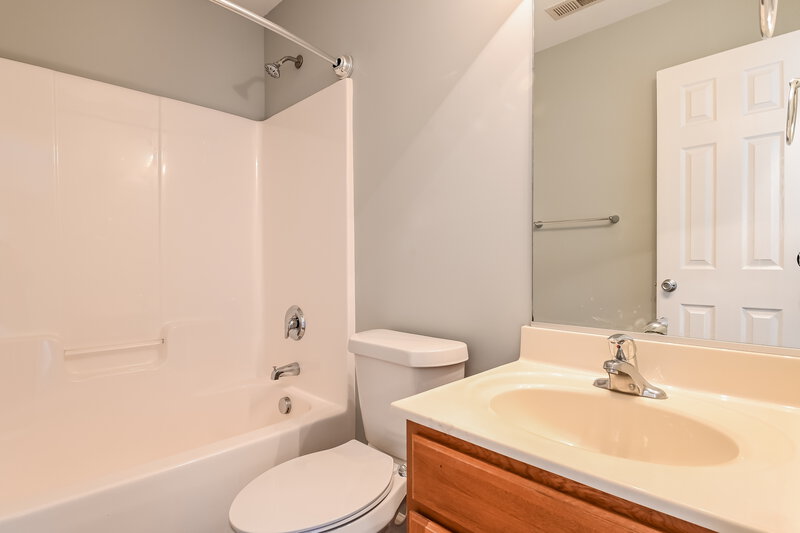 2,010/Mo, 933 Roxy St Raleigh, NC 27610 Bathroom View