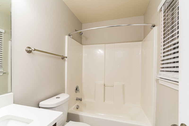 2,800/Mo, 821 Skinner Dr Raleigh, NC 27610 Main Bathroom View