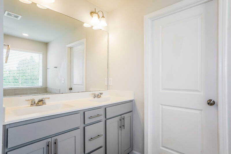 1,930/Mo, 534 Dawley Dr Fuquay Varina, NC 27526 Bathroom View