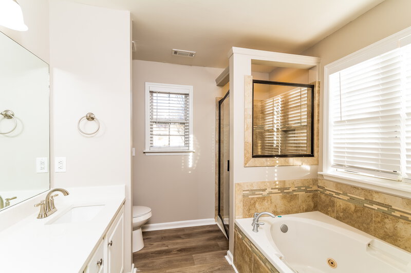 2,110/Mo, 300 Stonecreek Dr Apex, NC 27539 Main Bathroom View