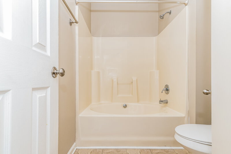 2,465/Mo, 2529 Trailwood Hills Dr Raleigh, NC 27603 Main Bathroom View 2