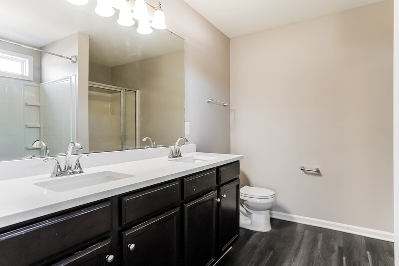 2,740/Mo, 1615 Moineau Ln Raleigh, NC 27610 Main Bathroom View