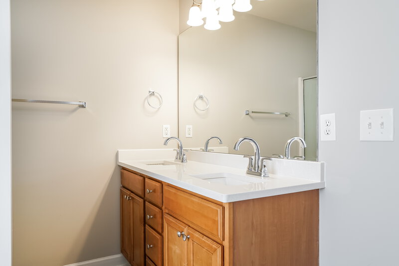 2,190/Mo, 4613 Landover Dale Dr Raleigh, NC 27616 Main Bathroom View 2