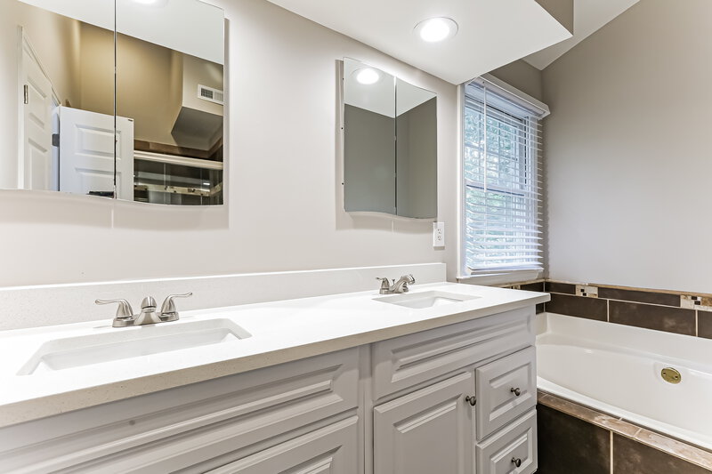 2,790/Mo, 3400 Duveneck Dr Raleigh, NC 27616 Main Bathroom View