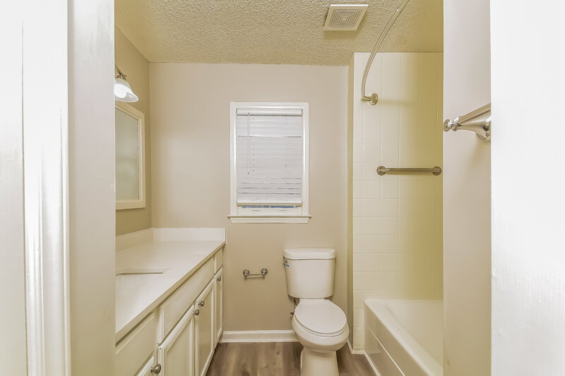 1,955/Mo, 2304 Havering Pl Raleigh, NC 27604 Main Bathroom View