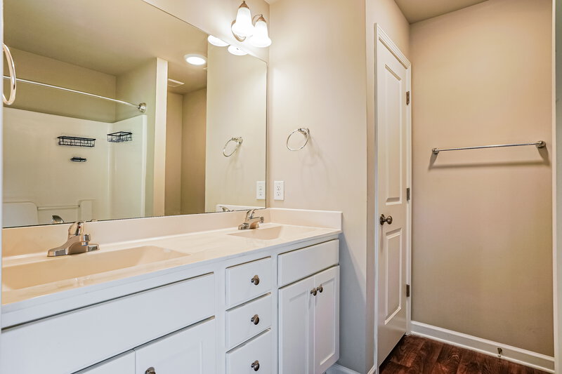 1,750/Mo, 114 Winter Red Way Benson, NC 27504 Main Bathroom View