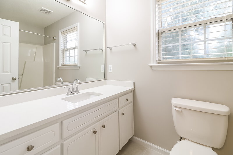 2,580/Mo, 208 Alder Ln Clayton, NC 27520 Main Bathroom View