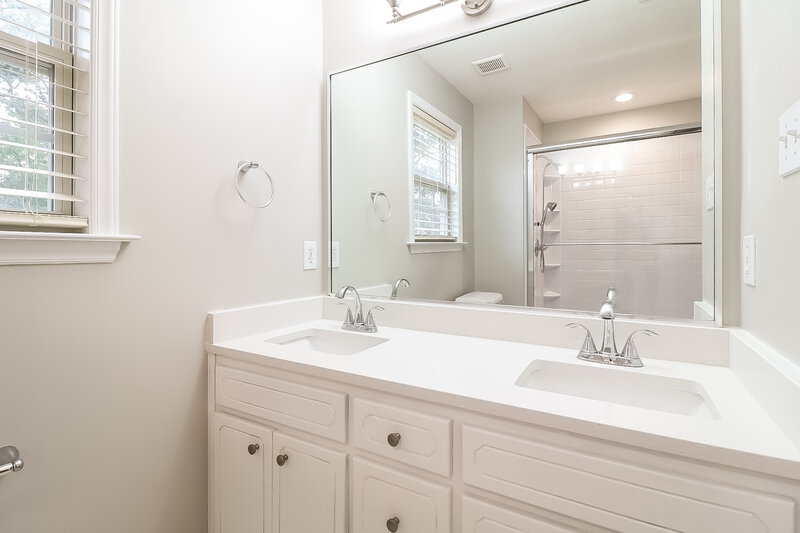 2,580/Mo, 208 Alder Ln Clayton, NC 27520 Bathroom View