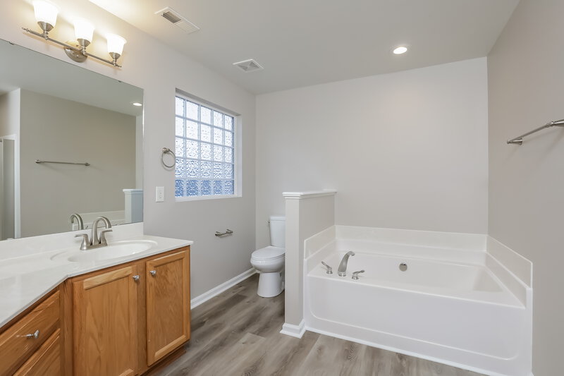 3,220/Mo, 4716 Alenja Ln Raleigh, NC 27616 Main Bathroom View