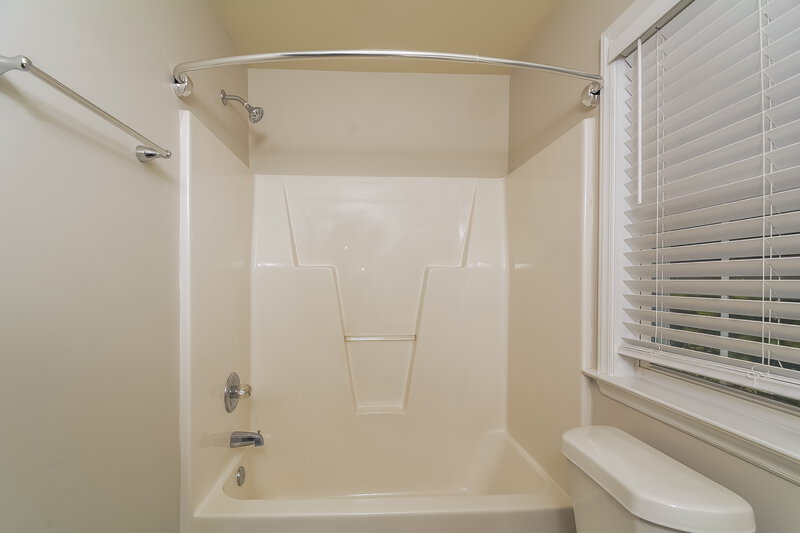 1,920/Mo, 118 Ashton Ct Clayton, NC 27527 Main Bathroom View