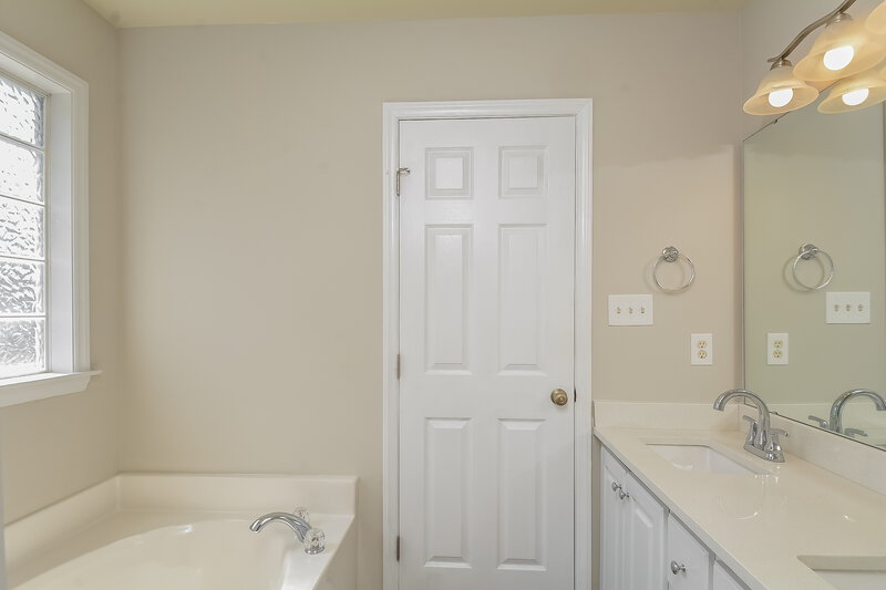 1,920/Mo, 118 Ashton Ct Clayton, NC 27527 Main Bathroom View 2