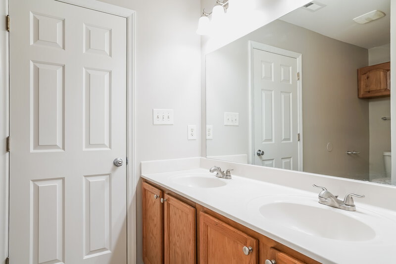 1,640/Mo, 45 Nancy Ct Clayton, NC 27520 Main Bathroom View