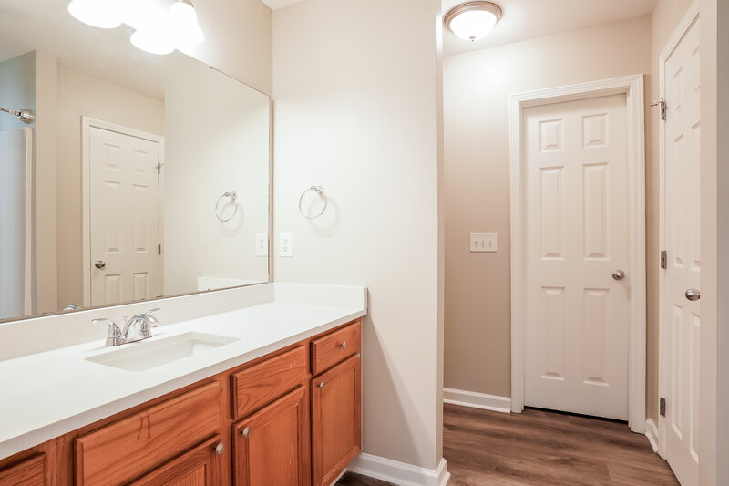 1,925/Mo, 3206 Hayling Dr Raleigh, NC 27610 Main Bathroom View