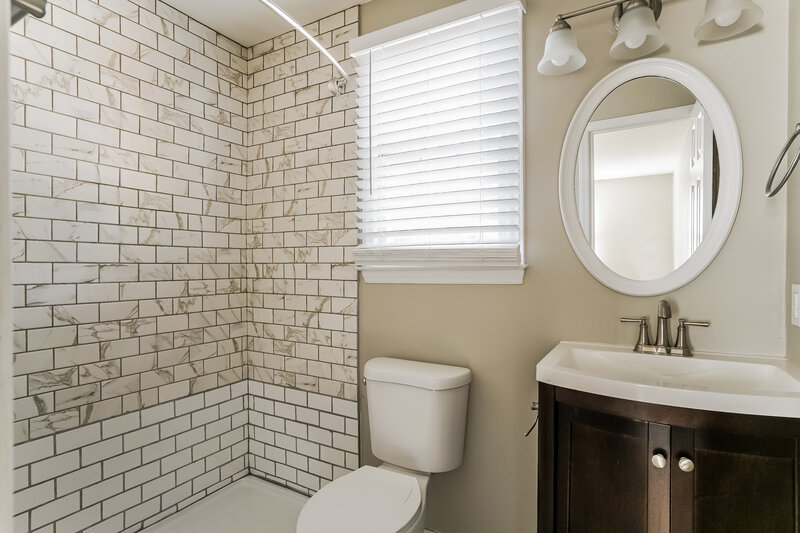 1,935/Mo, 7329 N Thorncliff Pl Raleigh, NC 27616 Main Bathroom View