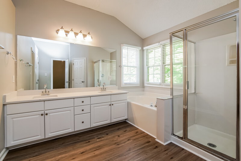 2,385/Mo, 5517 Centipede Trl Raleigh, NC 27610 Main Bathroom View