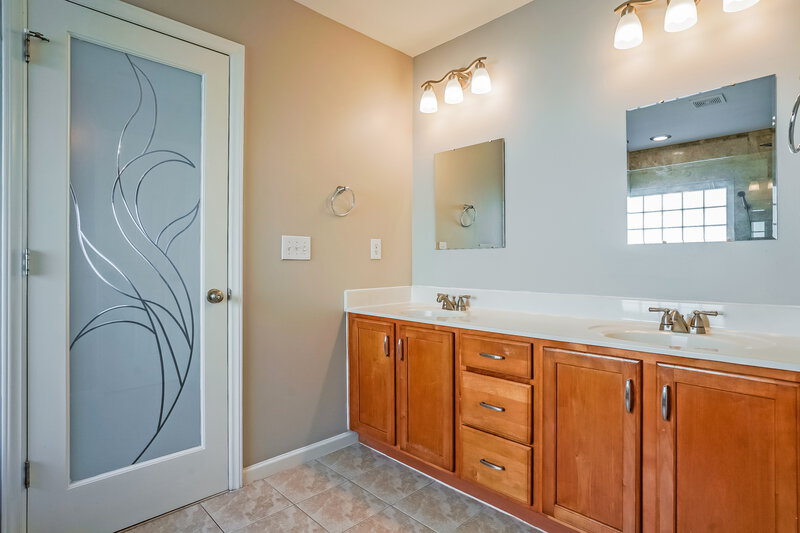 2,565/Mo, 2421 Barton Oaks Dr Raleigh, NC 27614 Main Bathroom View 2