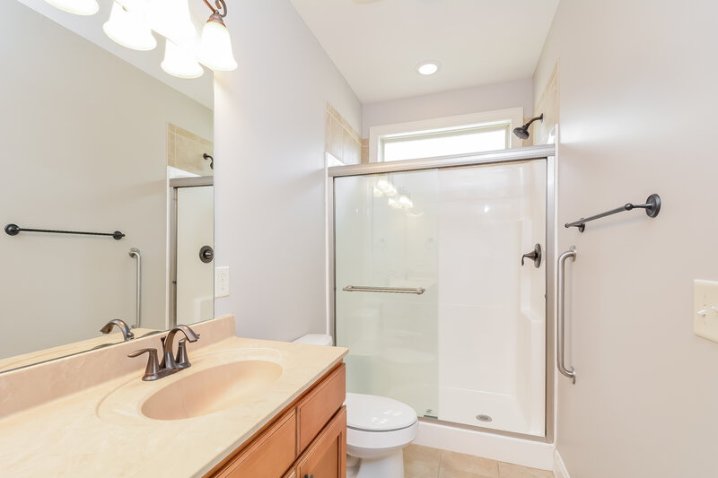 2,155/Mo, 21 Hawthorne Ln Youngsville, NC 27596 Bathroom View