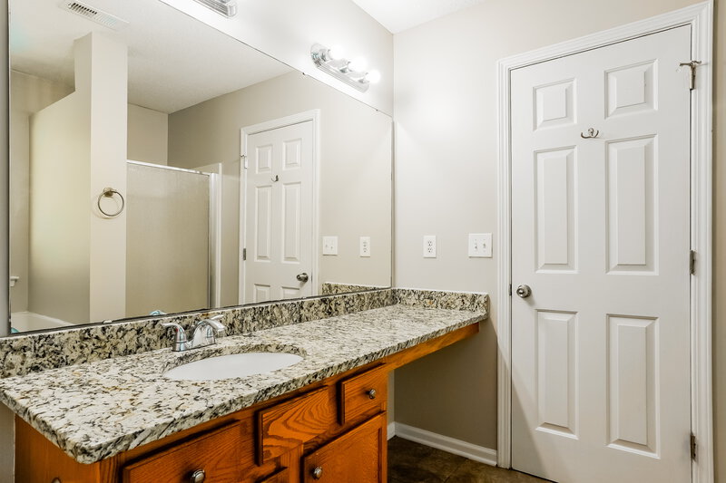 1,920/Mo, 3308 Asgar Ct Raleigh, NC 27610 Main Bathroom View 2
