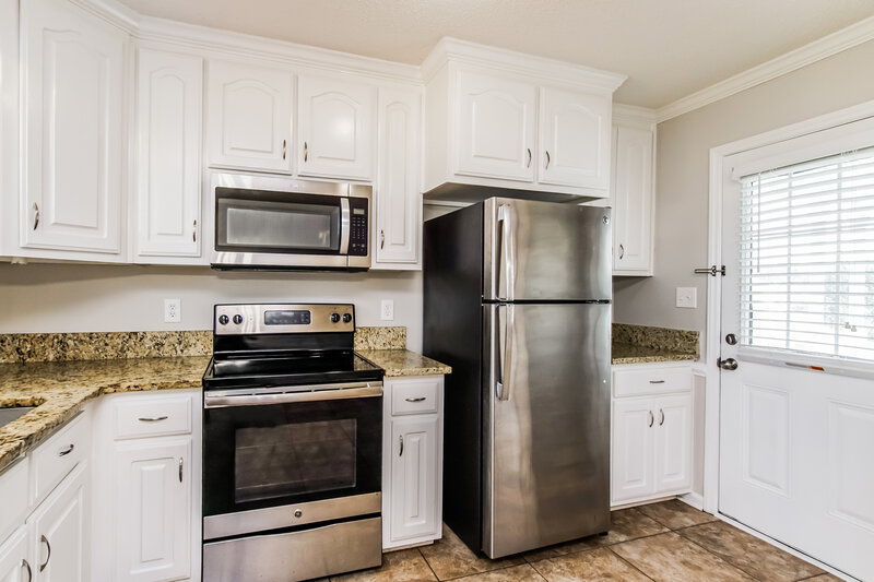 1,515/Mo, 5314 Princeton-Kenly Rd Kenly, NC 27542 Kitchen View 2