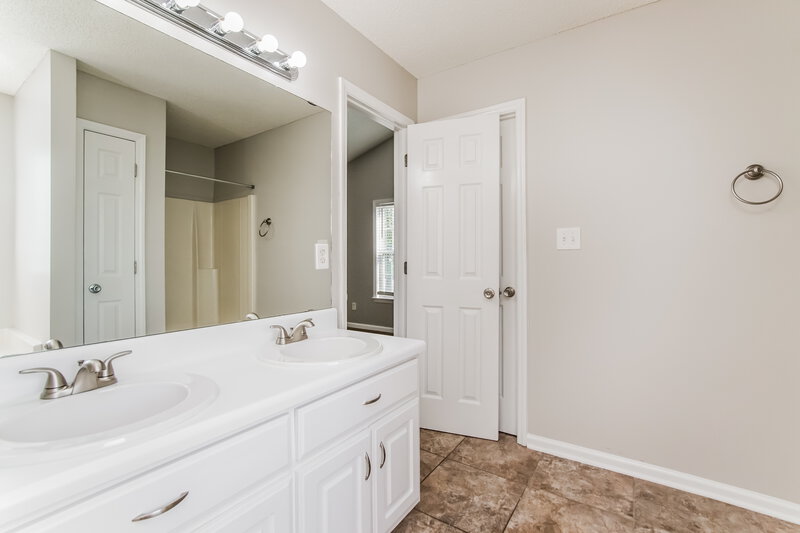 1,515/Mo, 5314 Princeton-Kenly Rd Kenly, NC 27542 Main Bathroom View