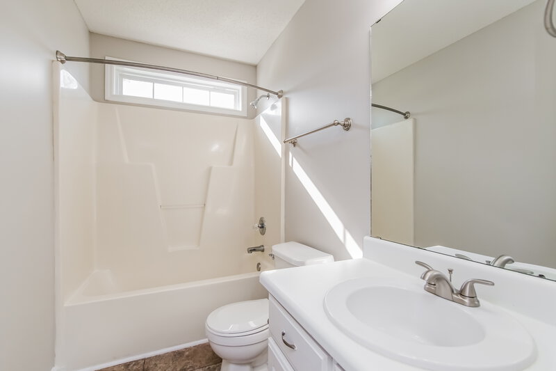 1,515/Mo, 5314 Princeton-Kenly Rd Kenly, NC 27542 Bathroom View