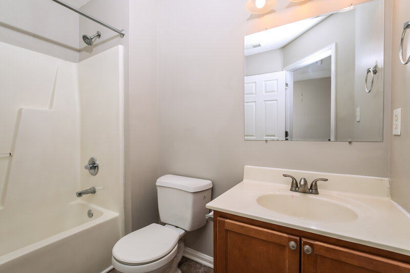 1,830/Mo, 2515 Dearborn Dr Durham, NC 27704 Bathroom View 2