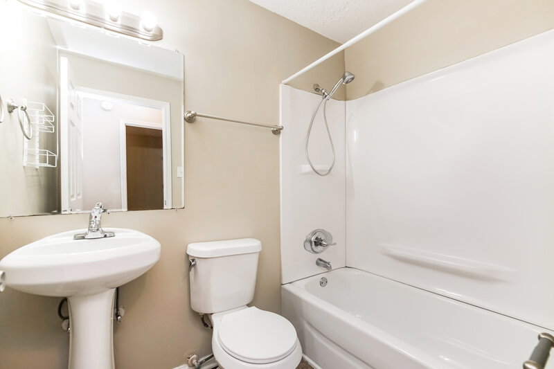 1,400/Mo, 803 Da Vinci St Durham, NC 27704 Main Bathroom View